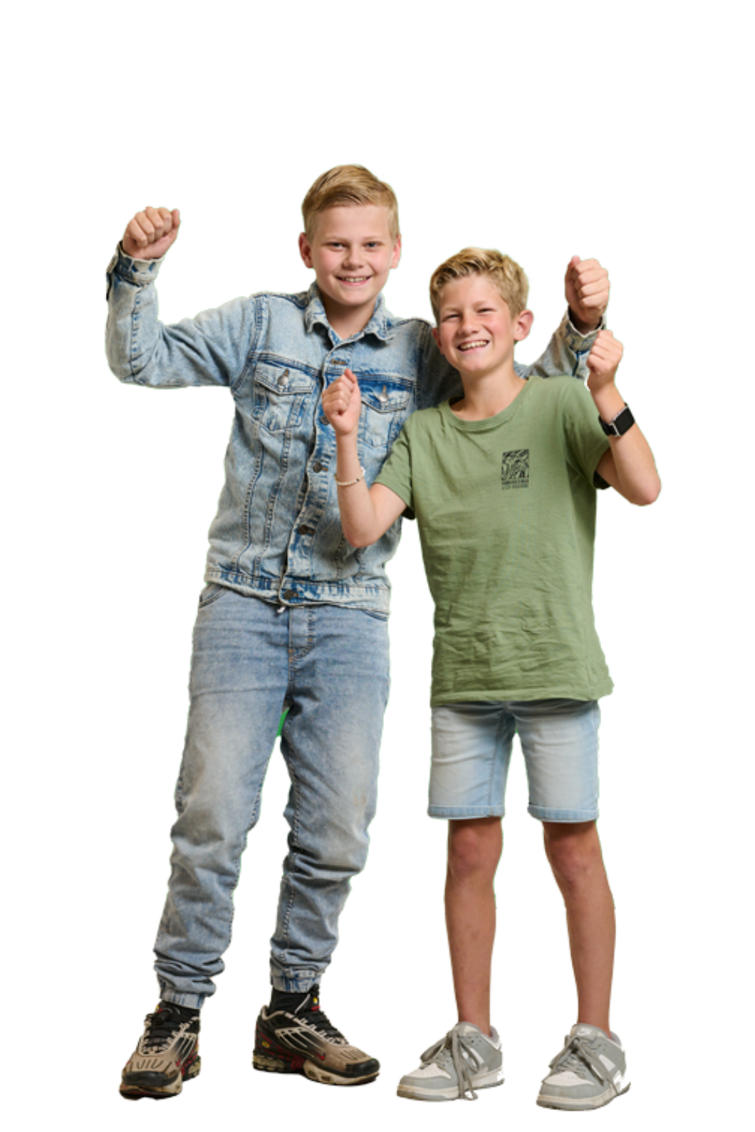 Leerling in de klas met een schrift voor zich, in haar hand heeft zij een balpen.