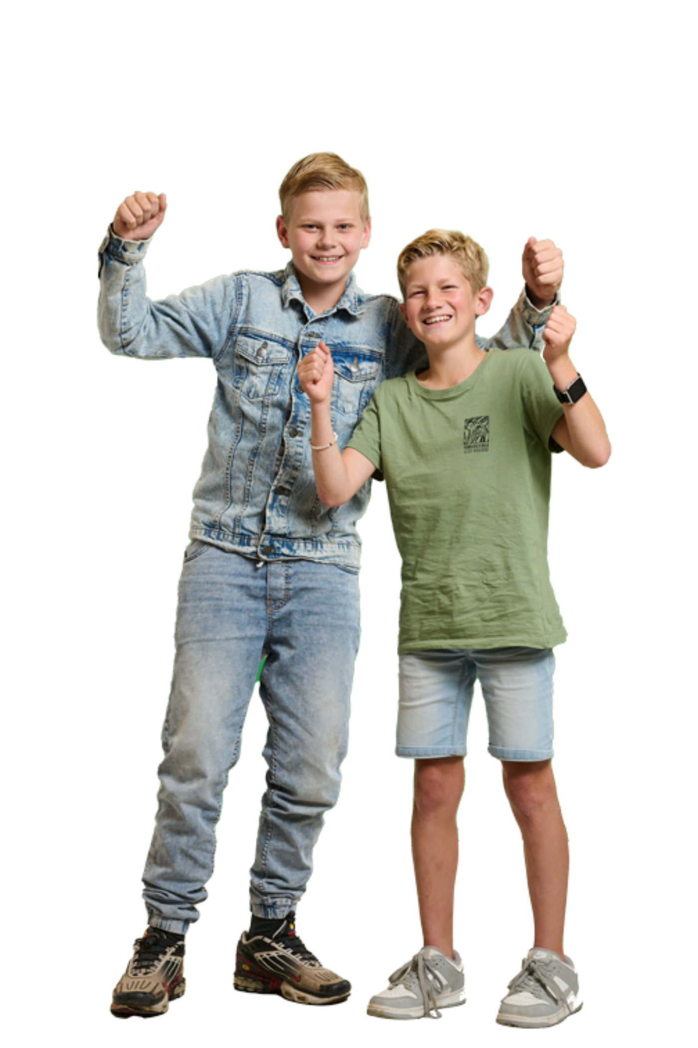Leerling in de klas met een schrift voor zich, in haar hand heeft zij een balpen.
