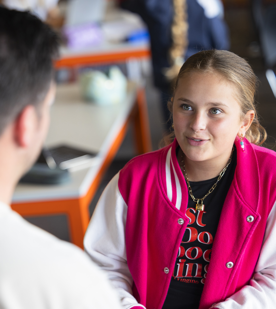 Leerling van Melanchthon Bergschenhoek in gesprek met haar docent.
