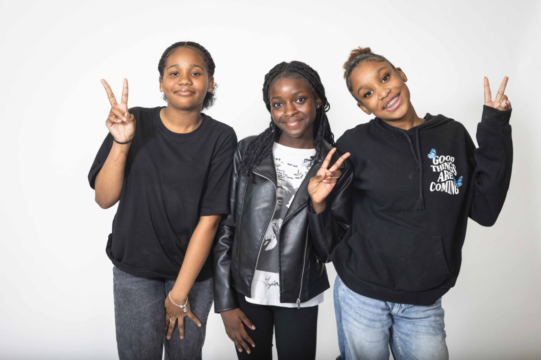 Groepje leerlingen van Melanchthon Kralingen maken met de vingers het 'V' teken.